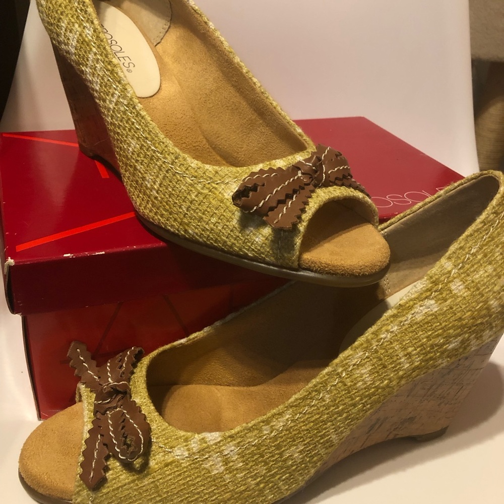Aerosoles size 10.5, green 3.5” wedge heels. New!